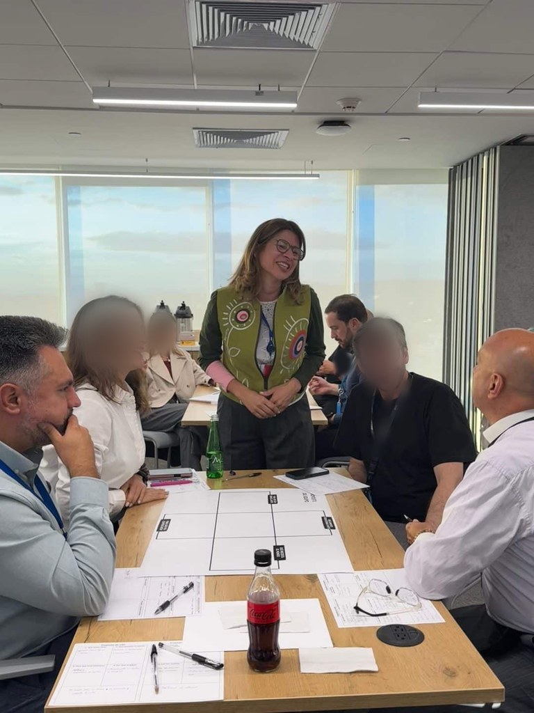 María Isabel Holguín facilita una mesa de trabajo con líderes durante un programa de liderazgo
