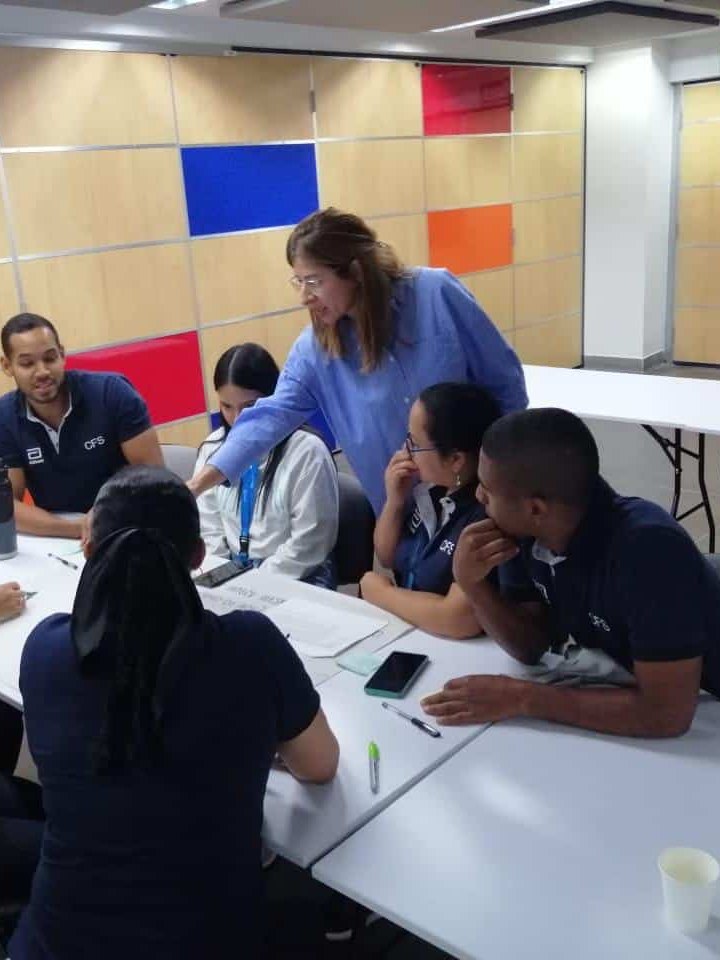 María Isabel Holguín acompaña a un grupo de líderes durante un taller de liderazgo